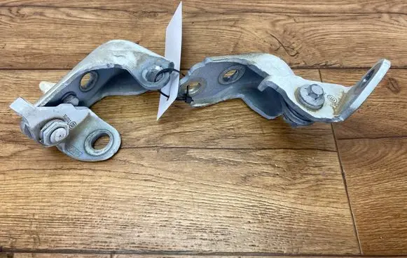 Ford Mustang VII Front door lower hinge zawiasldrzwimk7