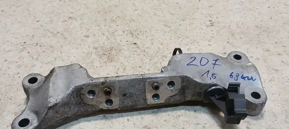 Engine mounting bracket