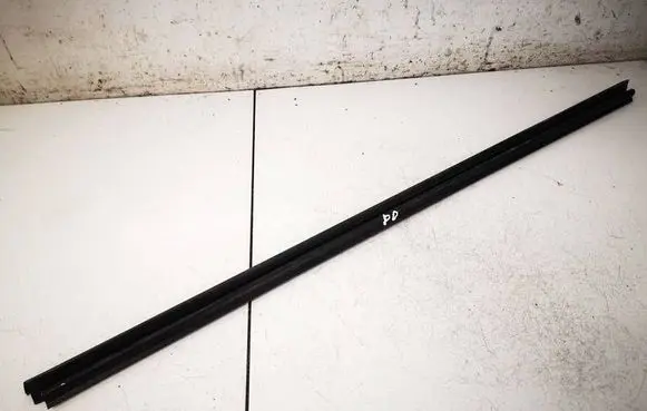 Volkswagen Touran I Front door glass trim molding 1T0837472
