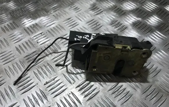 Renault Laguna I Front door lock