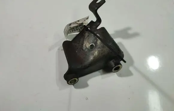 Nissan Almera Tino Engine mounting bracket 