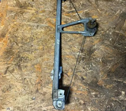 Rear door manual window regulator