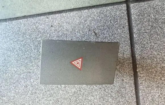 Opel Vectra C Hazard light switch 13138255