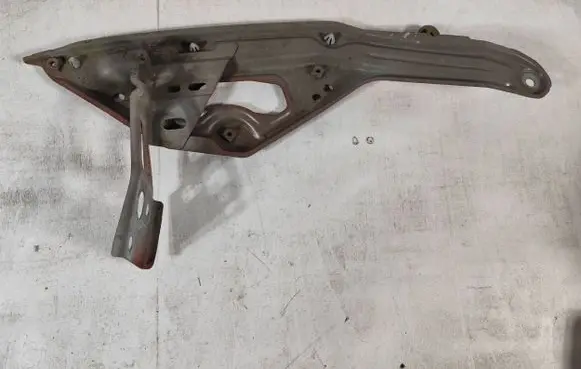 Renault Twingo III Fender mounting bracket 631476725R