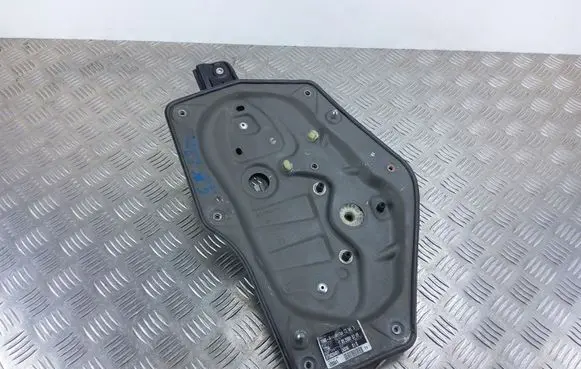Rear door manual window regulator