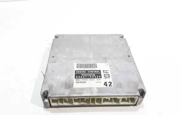 Toyota Avensis T220 Engine control unit/module 8966105420 MB1758005033