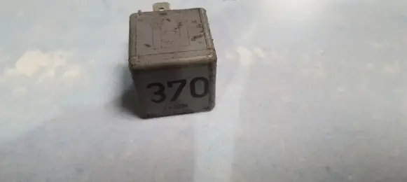 Volkswagen PASSAT B5.5 Other relay 8d0951253 v23134-j52-x300