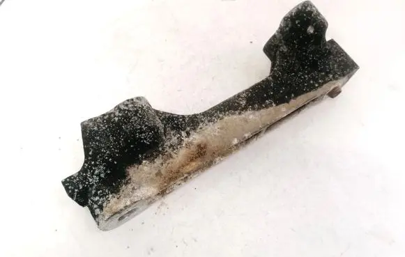 Toyota RAV 4 (XA30) Engine mounting bracket