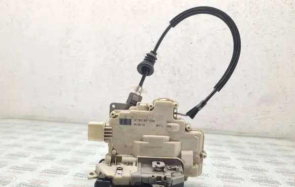 Volkswagen PASSAT B7 Front door lock 3C2837015A