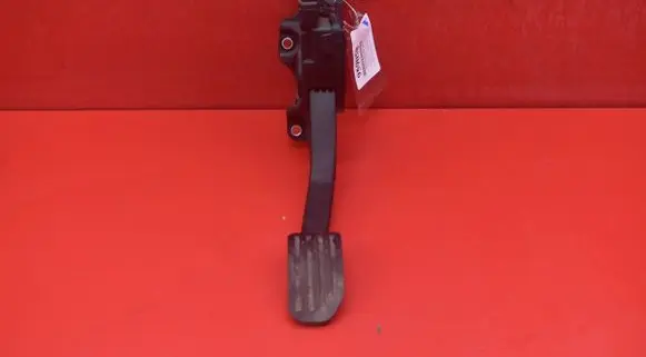 Accelerator throttle pedal