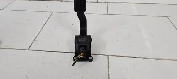 Mercedes-Benz Vito Viano W447 Accelerator throttle pedal A9063000304 ZGS013Q018 0280755025