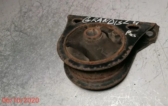 Mitsubishi Grandis Engine mount bracket
