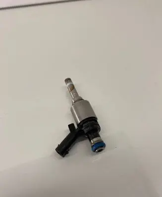Volkswagen Jetta VI Fuel injector 0261500074 06H906036