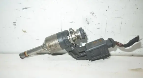 Volkswagen Tiguan Fuel injector 03C906036E