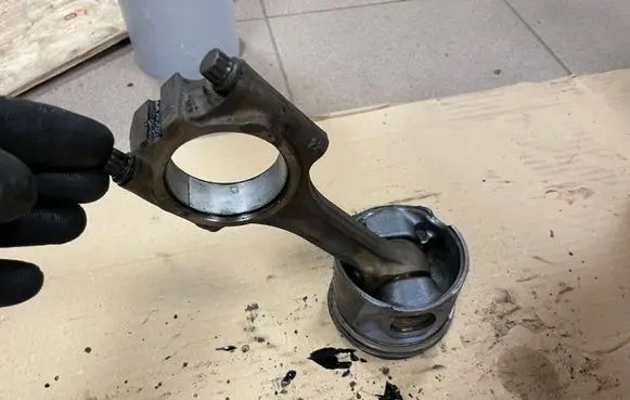 Volvo XC90 Piston with connecting rod