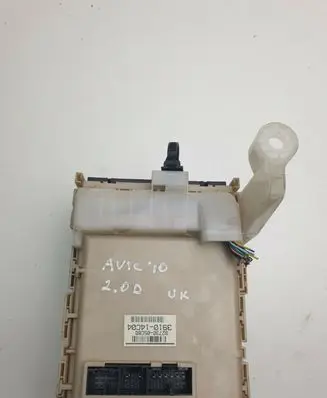 Toyota Avensis T270 Fuse module 8273005C80