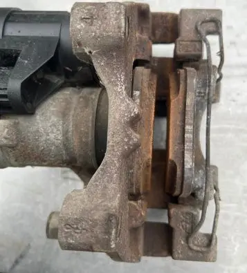 Volkswagen Touran I Rear brake caliper 5Q0615406