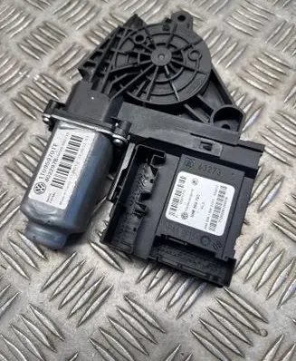Volkswagen Caddy Front door window regulator motor 5K0959793 05075712