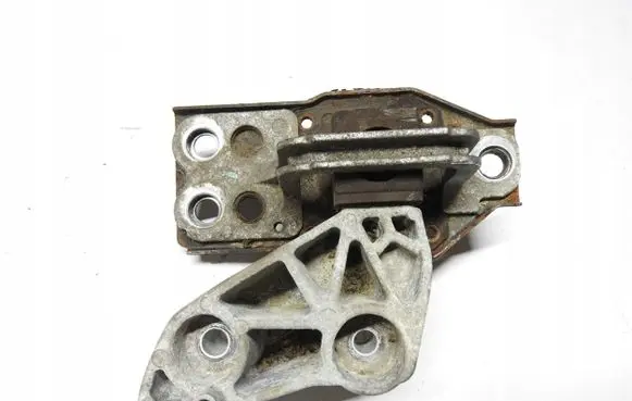 Nissan X-Trail T31 Engine mounting bracket M9RC830