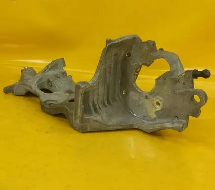 Volkswagen PASSAT B8 Generator/alternator bracket 04L903143D