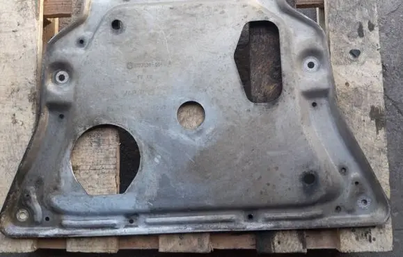BMW X5M E70 Engine splash shield/under tray 6777535
