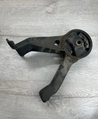 Mitsubishi Grandis Engine mount bracket