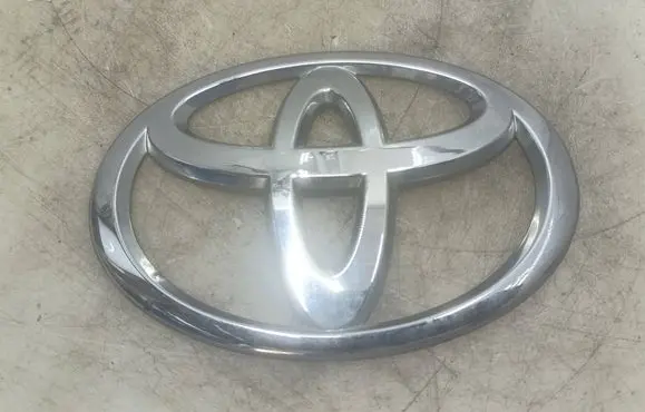 Toyota Avensis T270 Manufacturers badge/model letters 754310D050
