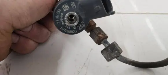 Iveco Daily 35 - 40.10 Fuel injector 504088823