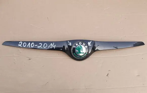 Skoda Fabia Mk2 (5J) Engine hood trim 5J0853633A