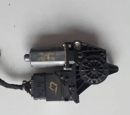 Volkswagen PASSAT B5 Rear door window regulator motor 0130821697
