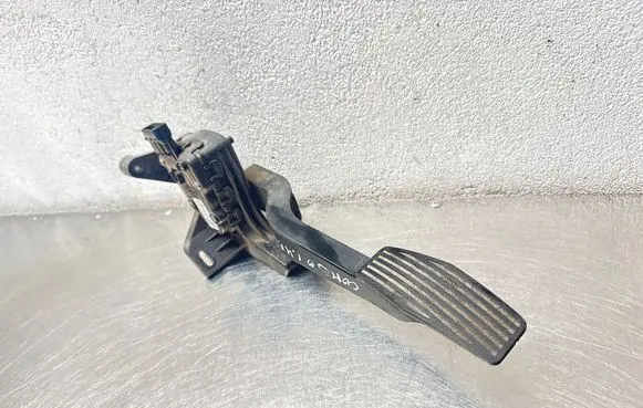Opel Combo C Accelerator throttle pedal 9129423 6PV00811000