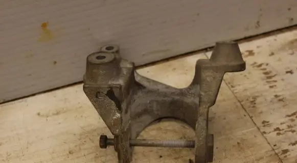 Chrysler Town & Country V Engine mounting bracket