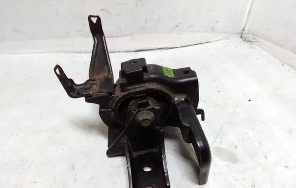 Toyota Prius (XW30) Engine mount bracket