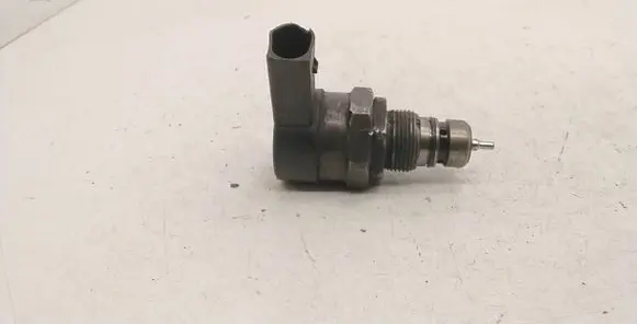 BMW 3 E90 E91 Fuel pressure regulator 0281002481 10330845 050702