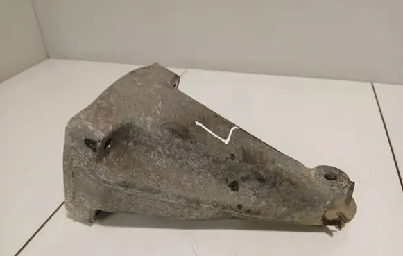Mercedes-Benz C W204 Engine mounting bracket