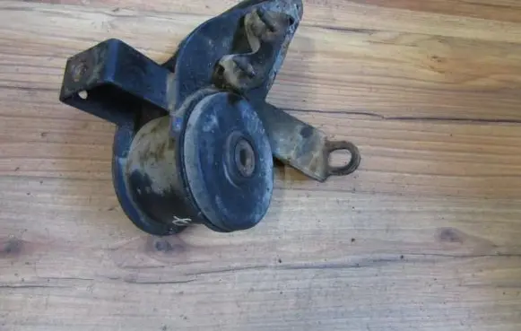 Mazda 626 Engine mount bracket