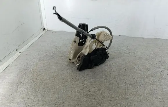 Volkswagen Tiguan Front door lock 5N1837015C