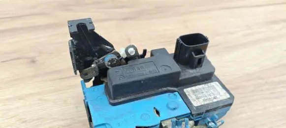 Volvo XC70 Front door lock 8650544