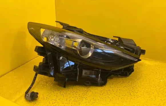 Mazda 3 Headlight/headlamp B63C-51030
