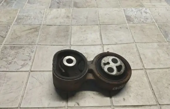 Honda FR-V Engine mount bracket