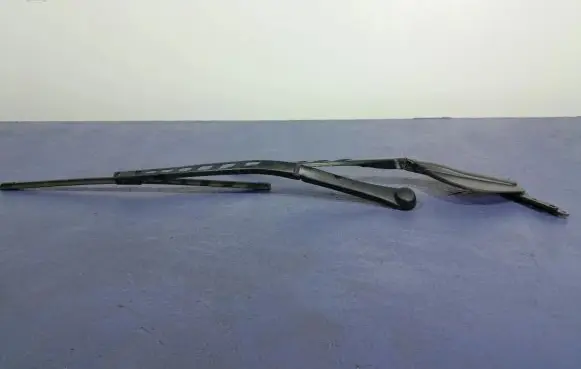 BMW 5 E60 E61 Front wiper blade arm