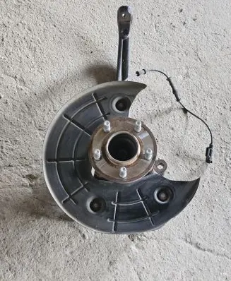 Dodge Challenger Front wheel hub 05168403AD 4779795AB