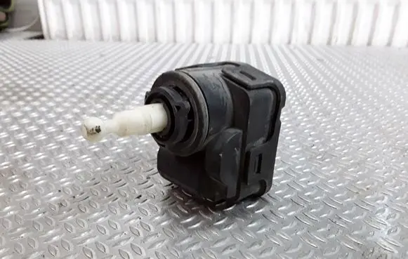 Volvo S40, V40 Headlight level adjustment motor 00728232