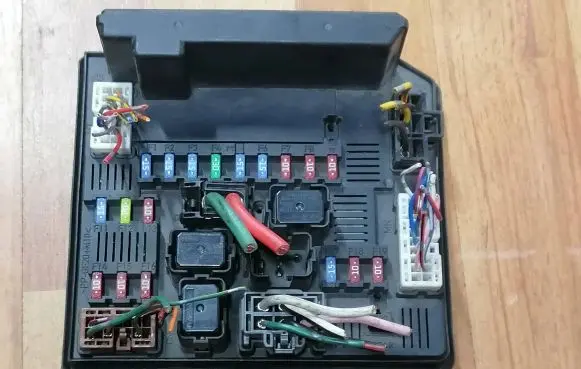Nissan Qashqai Fuse module 284B7JD00B 519228324 1018647601