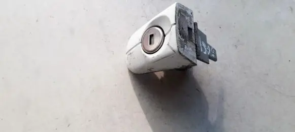 Ford Kuga I Front door lock (next to the handle) 