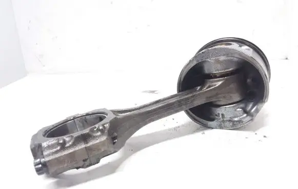 Volkswagen Golf IV Piston with connecting rod