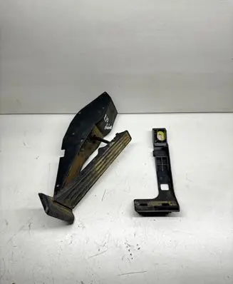 Accelerator throttle pedal