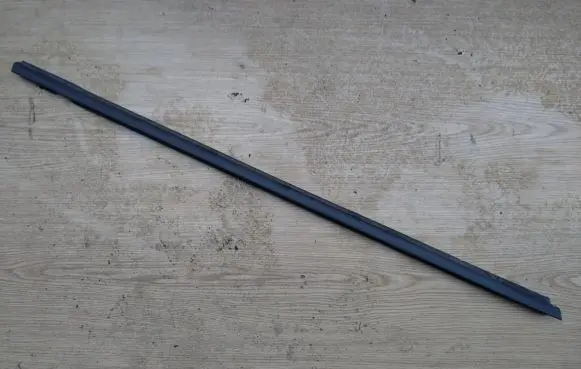 Nissan Juke II F16 Front door glass trim molding