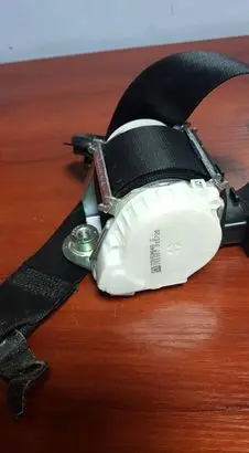 BMW 1 E81 E87 Front seatbelt 33059848