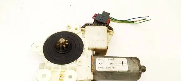 Toyota Avensis T250 Front door window regulator motor 6982005050